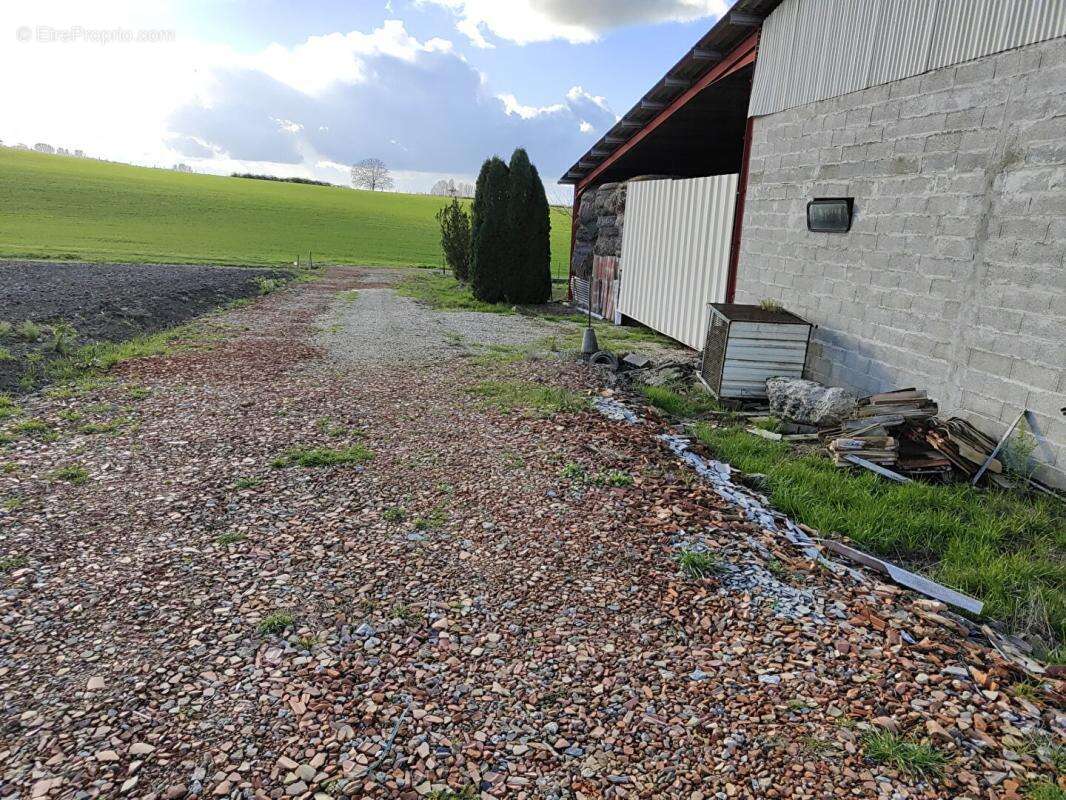 Corps de ferme en pierre 300m²  à  réhabiliter + hangars sur terrain de 6500 m² - photo 3