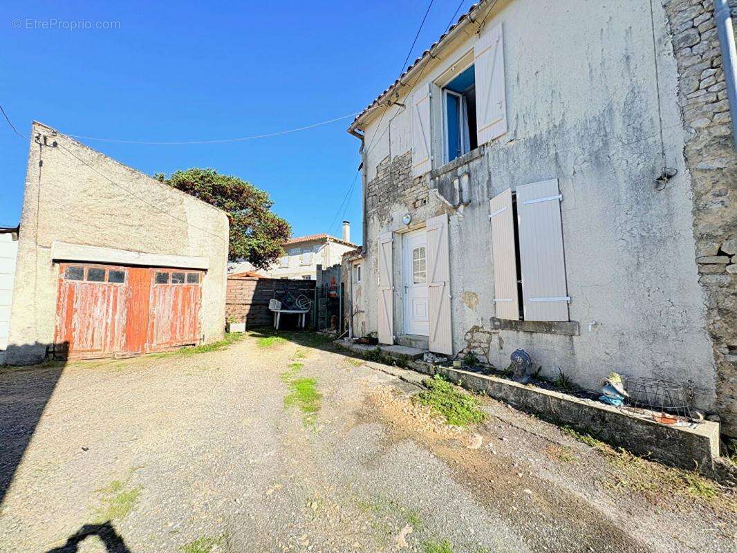 Maison à SAINT-GEORGES-DE-LONGUEPIERRE