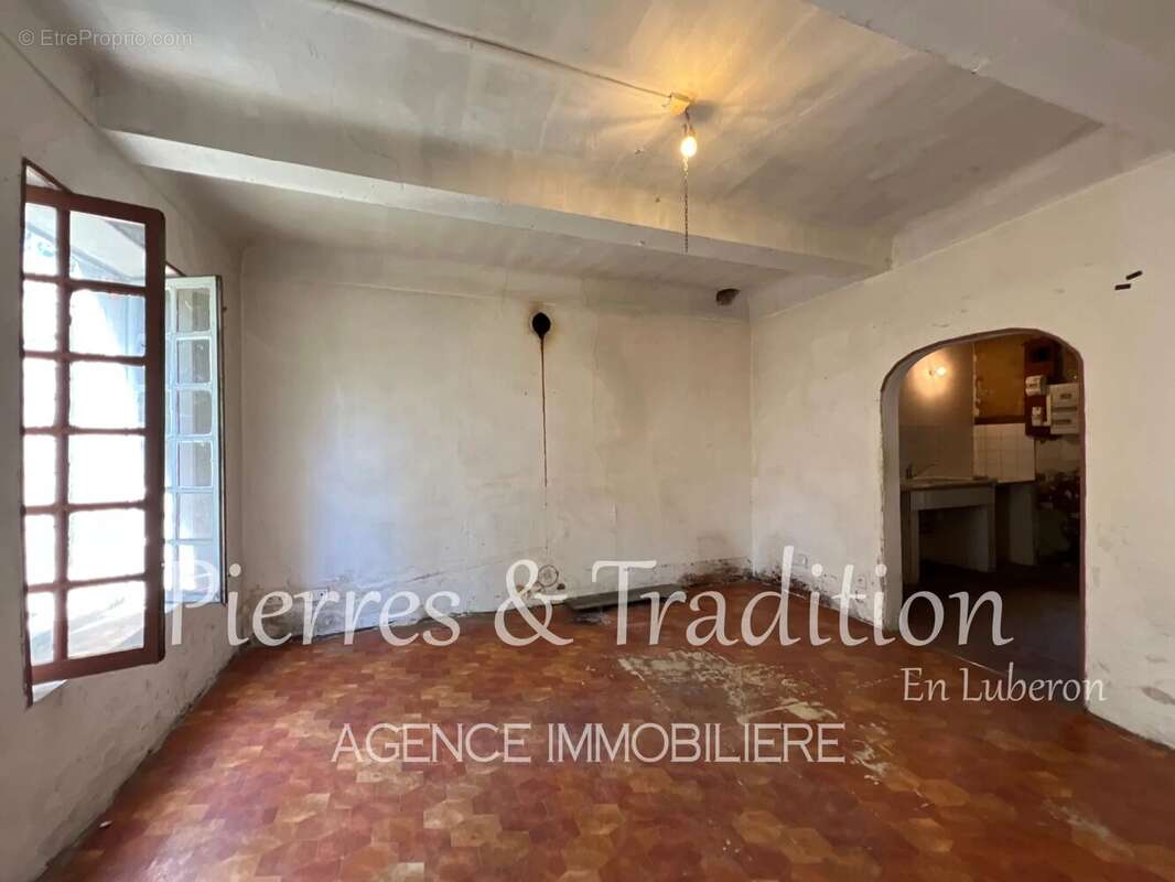 Luberon, bâti ancien à rénover sur plus d'un hectare de terrain proche commodités - photo 5