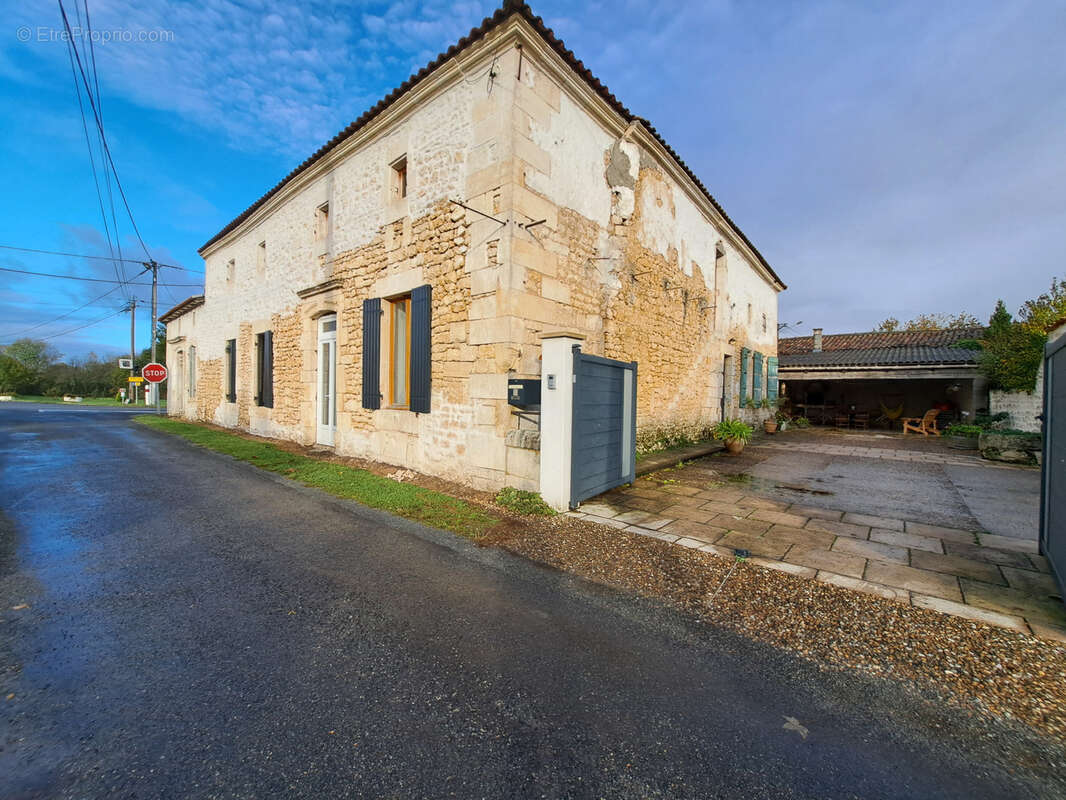 Maison à SAINT-SIGISMOND-DE-CLERMONT