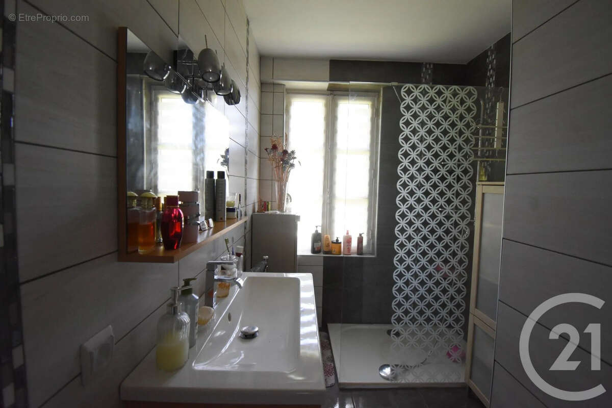 Maison à SAINT-REMY-EN-ROLLAT