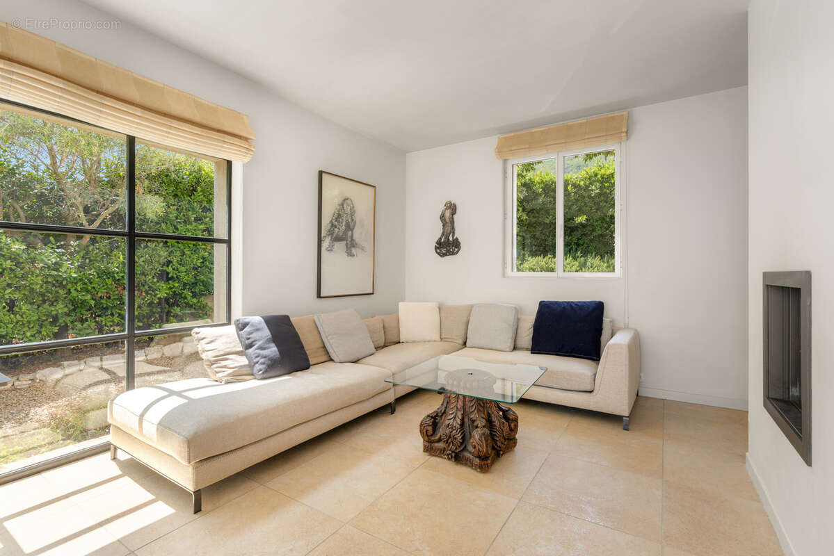 TOURRETTES-SUR-LOUP — Villa d'exception avec vue mer panoramique - photo 6