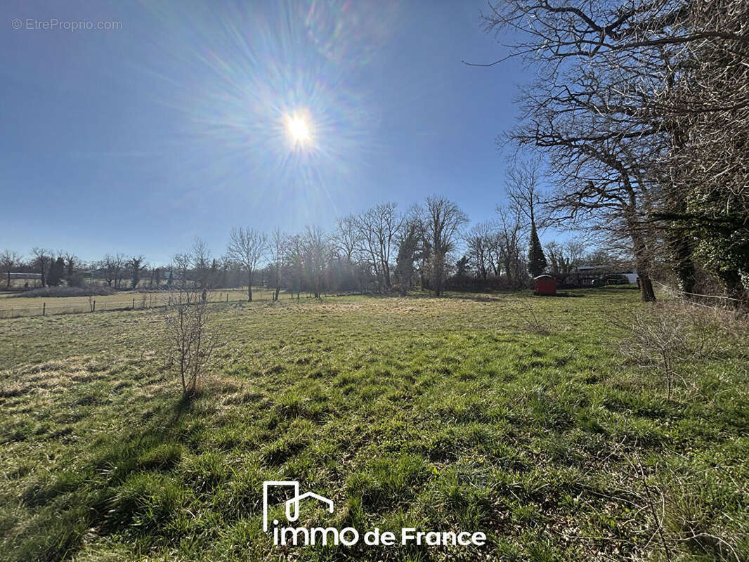 Terrain à ONET-LE-CHATEAU