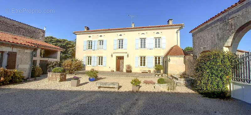 Maison à MONTIGNAC-CHARENTE