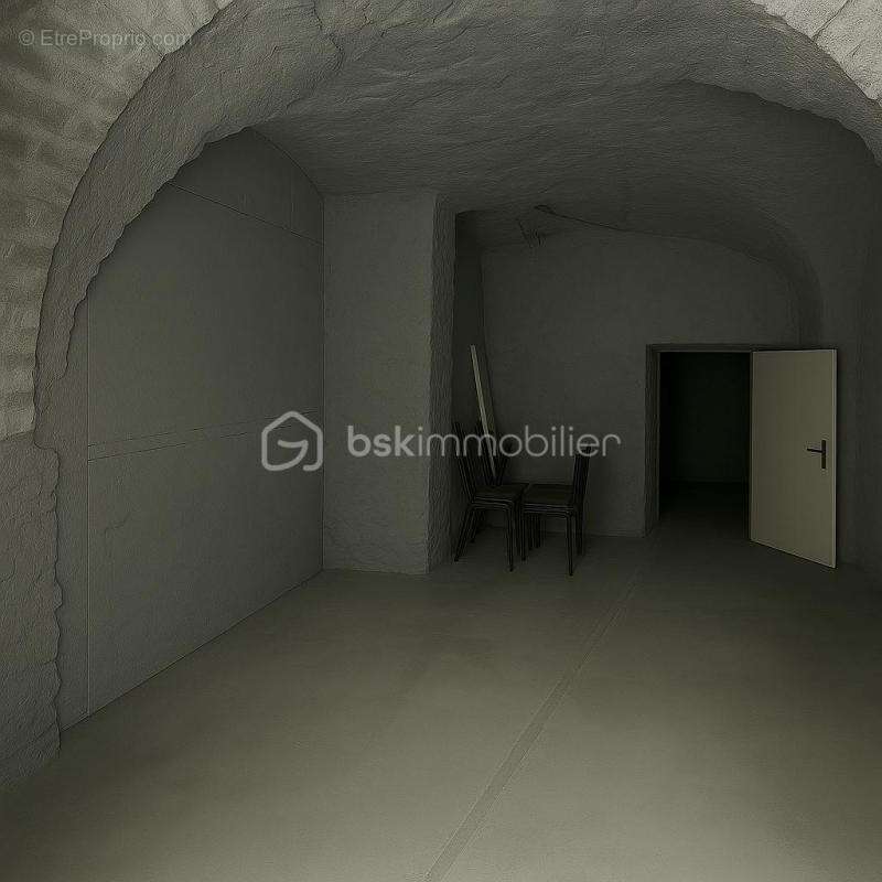 Nîmes – Proche Arènes  Murs Commerciaux à Vendre – 197 m² - photo 5