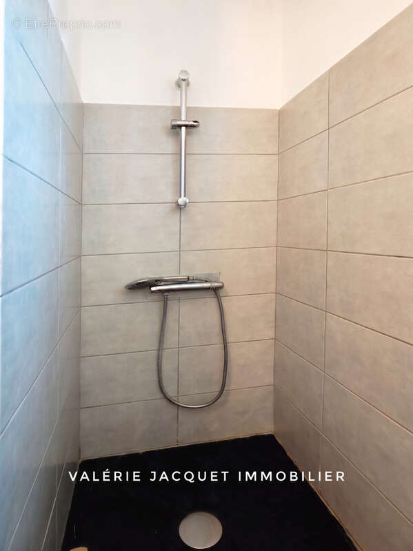 À Moulin-Neuf, maison rénovée en 2025 avec vie de plain-pied et grand terrain constructible - photo 9
