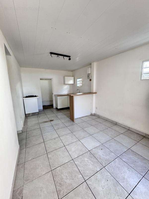 Maison (81,56 m²) divisée en deux appartements T2 - Schoelcher - photo 7