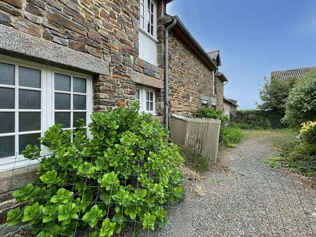 Maison à BAGUER-PICAN