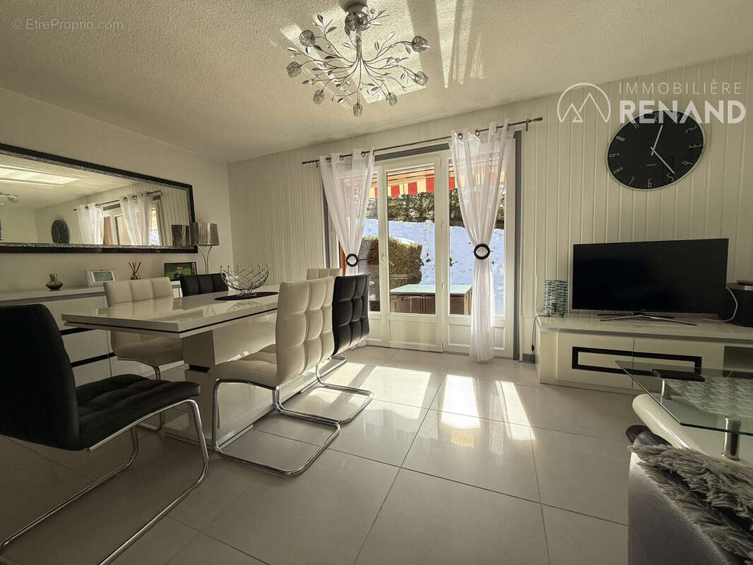 Vue est avec balcon au 1 er  - Appartement à CLUSES