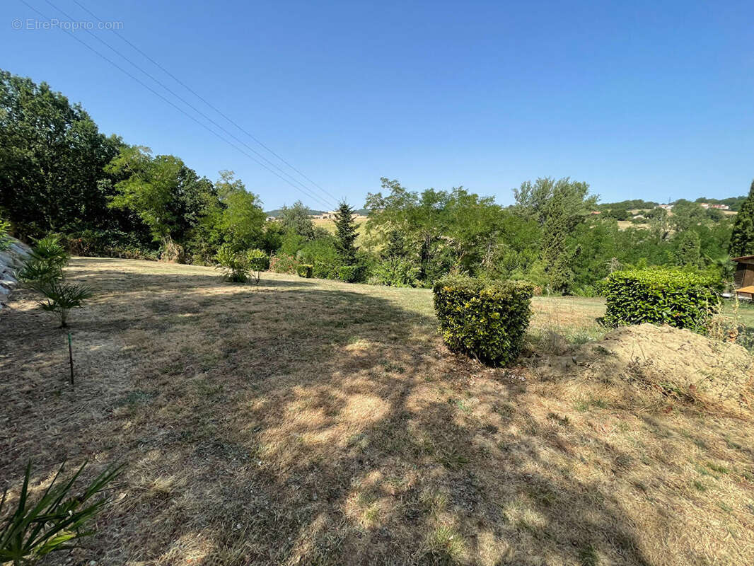 A MIREMONT, dans le centre du village, terrain de 1381 m² constructible. - photo 4
