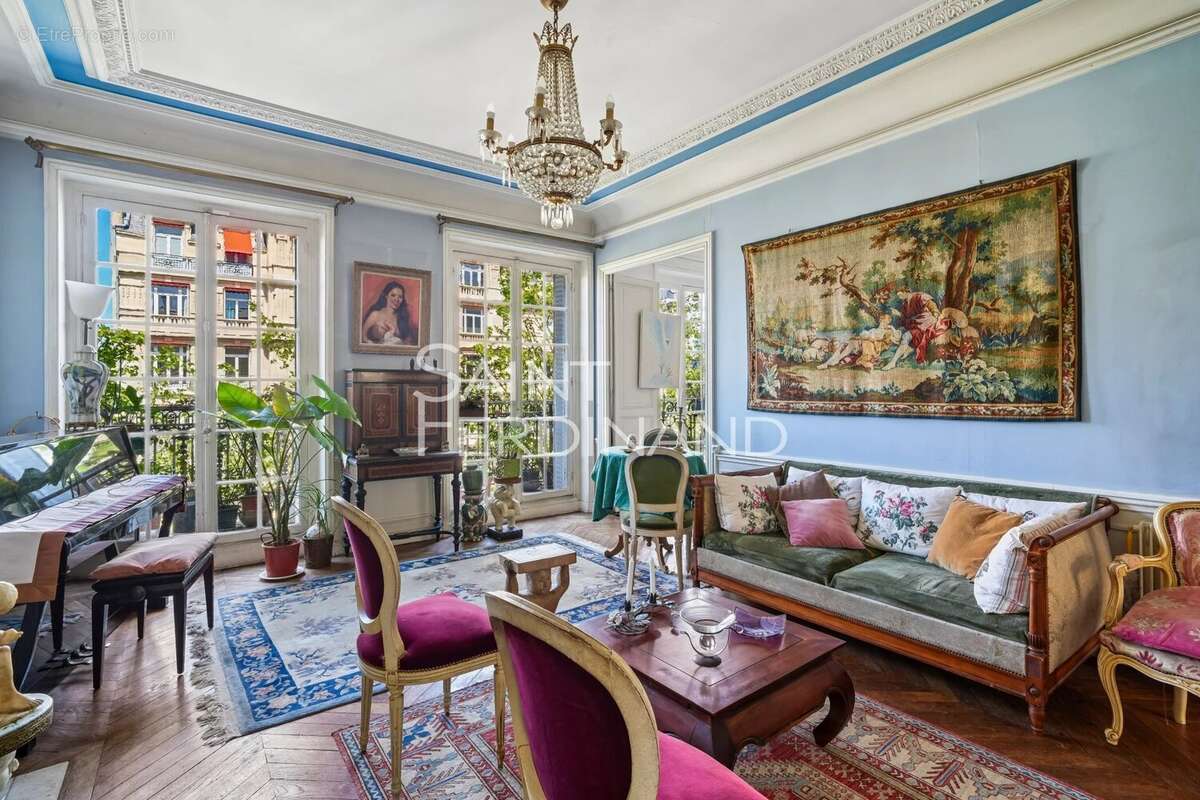 Appartement à NEUILLY-SUR-SEINE