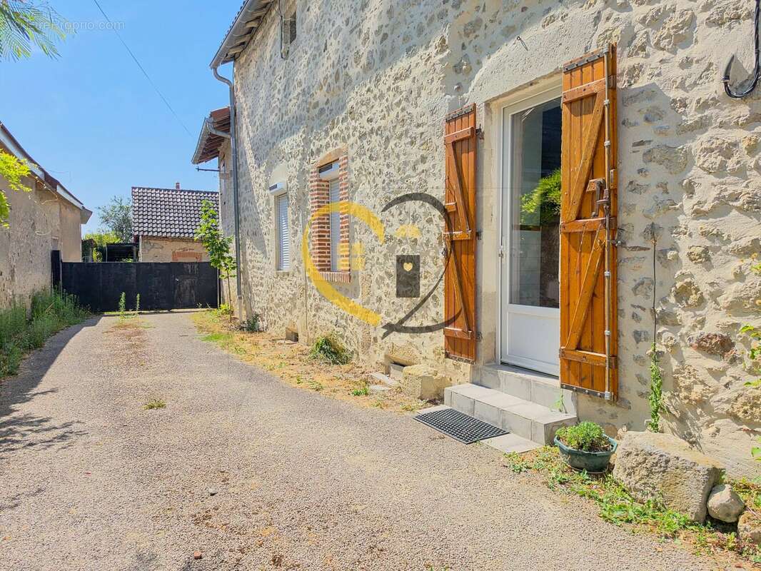 Maison de village en pierre - 124 m² - 4 chambres - terrain 2100 m² - photo 2
