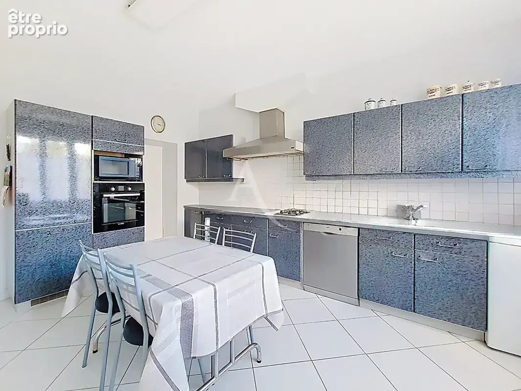 CHEMILLÉ - Maison de plain-pied - 6 chambres - 3 garages - Terrain 1 500 m² - photo 9