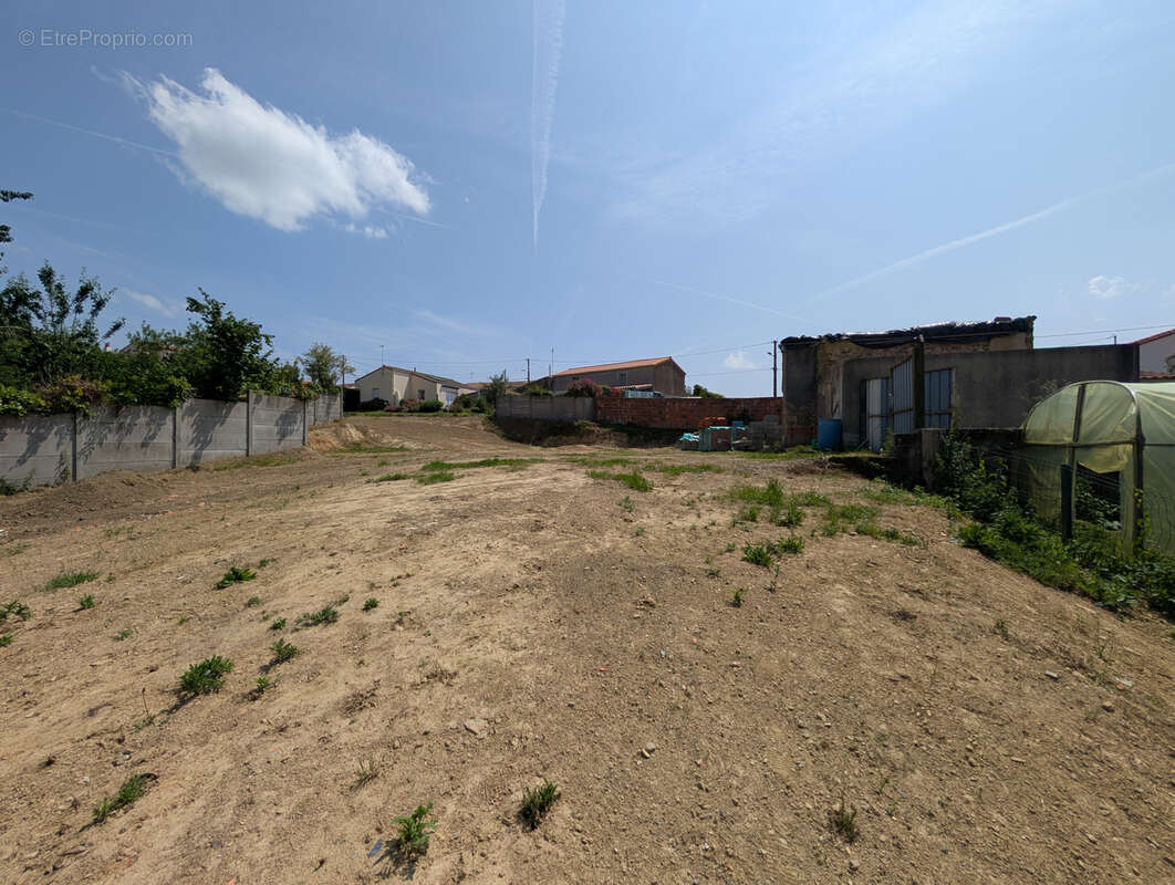 Terrain à LES HERBIERS