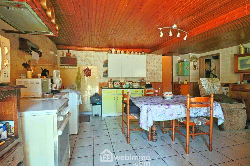 Elle nécessite un rafraîchissement. - Maison à POITIERS