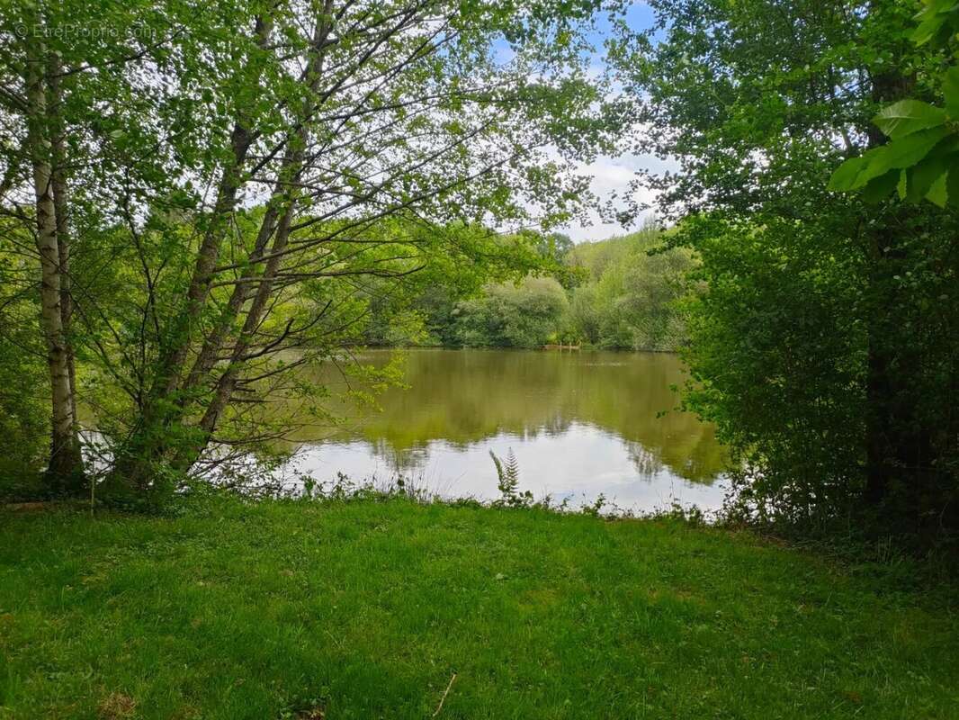 Terrain à ORADOUR-SUR-VAYRES