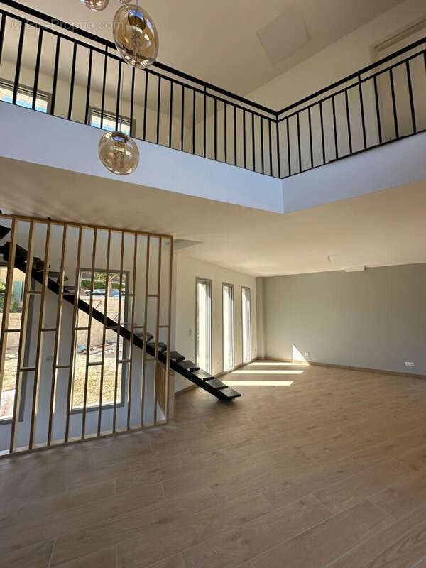 Maison à LE MESNIL-LE-ROI