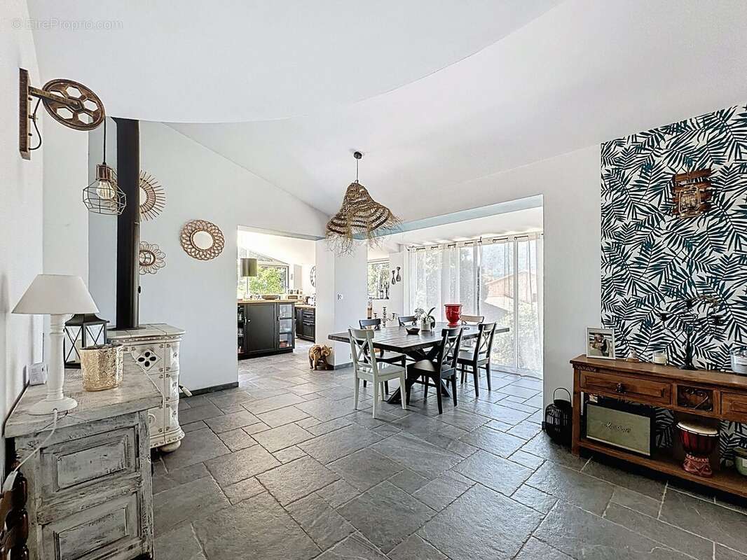 Maison à MEOUNES-LES-MONTRIEUX