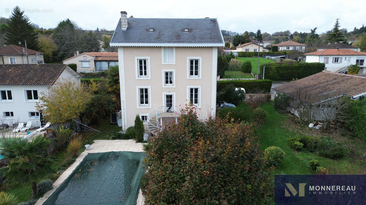 Maison à MONTMOREAU-SAINT-CYBARD