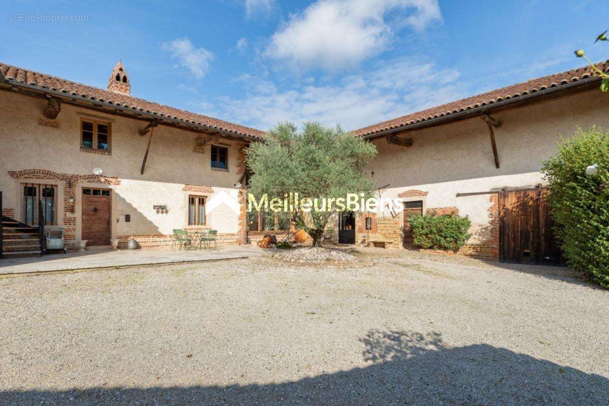 Maison bressane 327m² à Sulignat, terrain 4863m² - photo 2