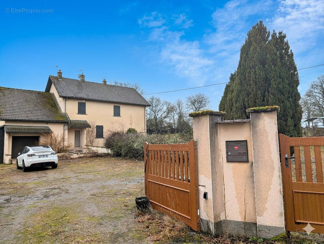 Maison à VILLOSANGES