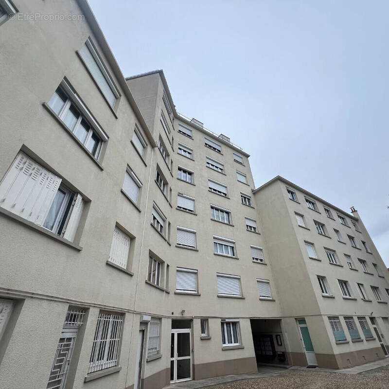 Appartement à LES PAVILLONS-SOUS-BOIS