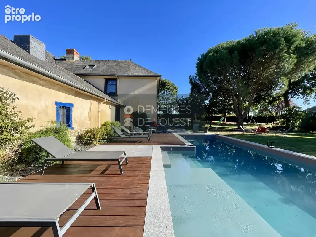 PACÉ - Propriété de caractère rénovée avec piscine - 247 m2 - 5 chambres - Jardin arboré de 2 270 m2 - Pacé - photo 23