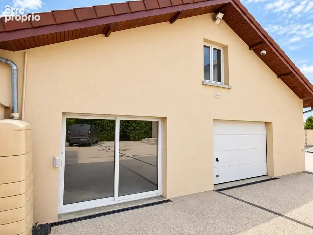 Maison de maître avec piscine et dépendance - photo 13