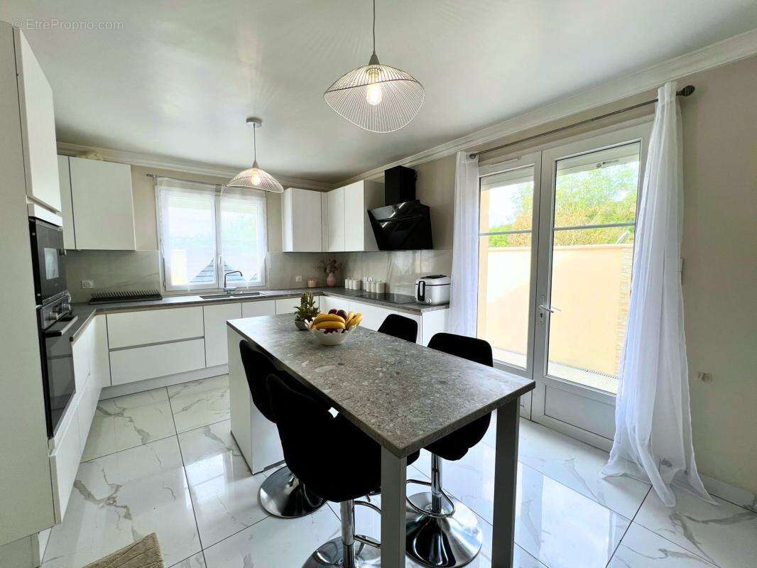 Maison à SAVIGNY-LE-TEMPLE