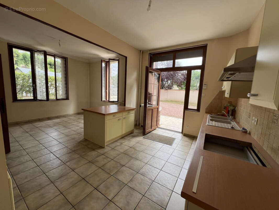 Maison de village en pierres sur cour et jardin clos - photo 4