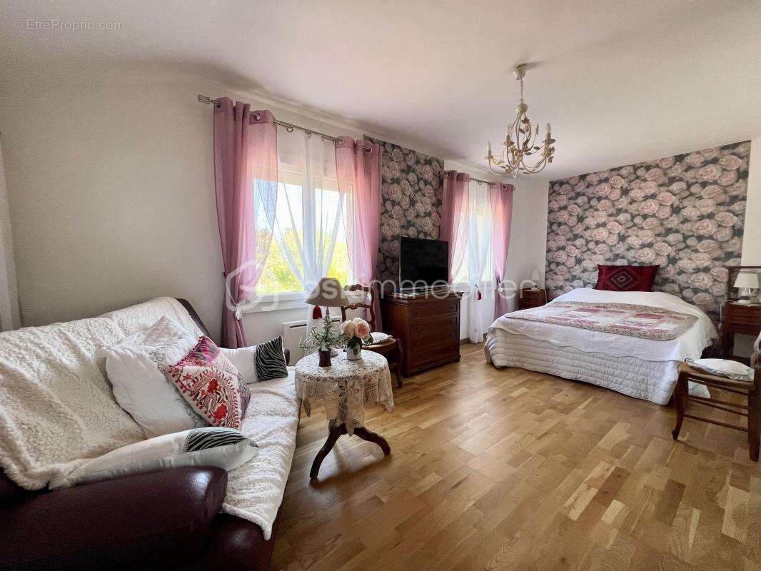 Maison à SAINT-MEDARD-DE-GUIZIERES