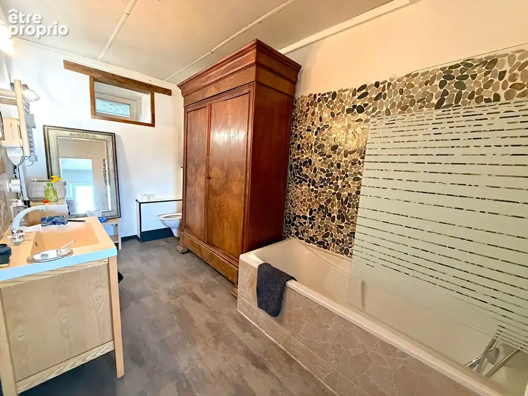 Grande maison de 285 m² avec T2 indépendant , Proche frontière - photo 10