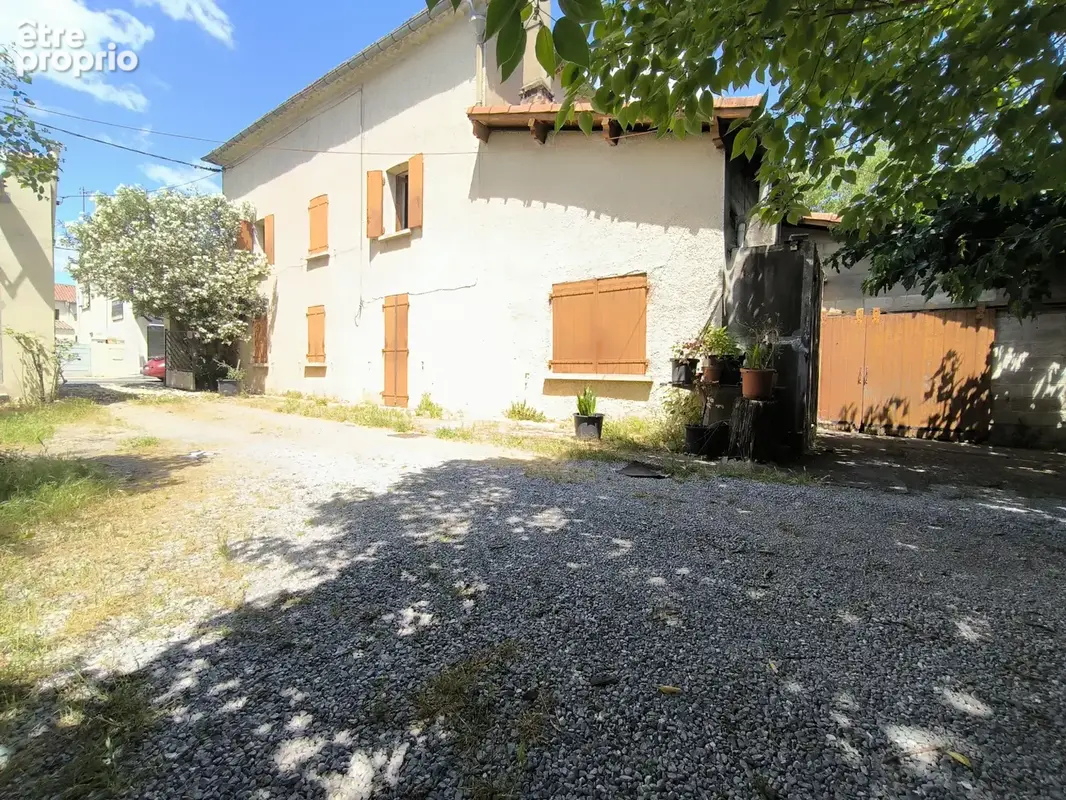 Immeuble avec commerce, appartement et terrain - photo 3