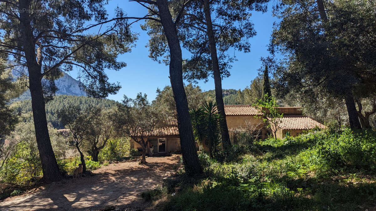 Maison à LE REVEST-LES-EAUX