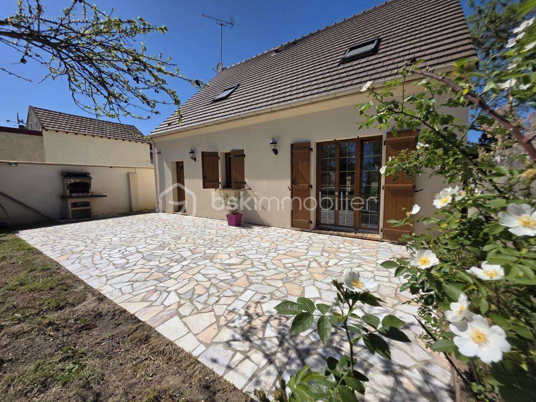 Maison à MONTCOURT-FROMONVILLE