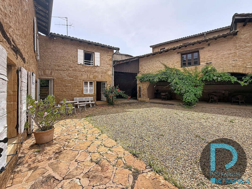 Maison 320 m² à Ville-Sur-Jarnioux  - photo 5