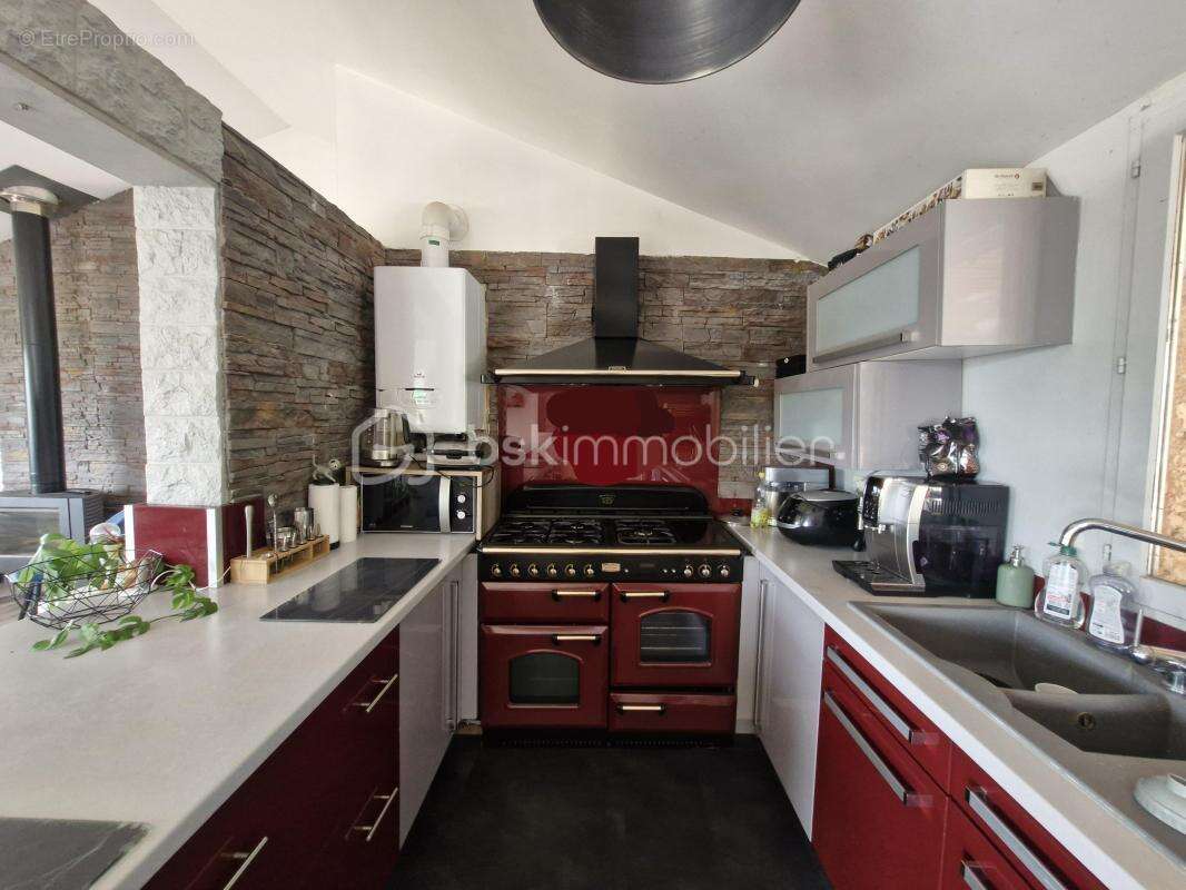 Maison familiale, ou bureaux, 8 pièces, lumineuse, au calme – Avec piscine, jardin, terrasses, grand espace de vie, grand parkin - photo 3