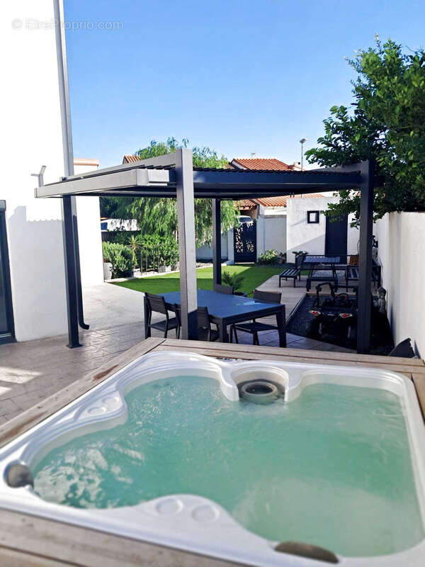 Maison à SAINT-LAURENT-DE-LA-SALANQUE