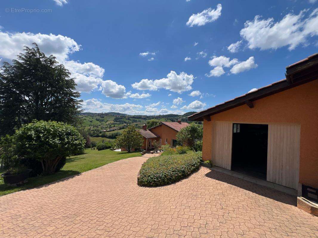 Maison à MONTROTTIER