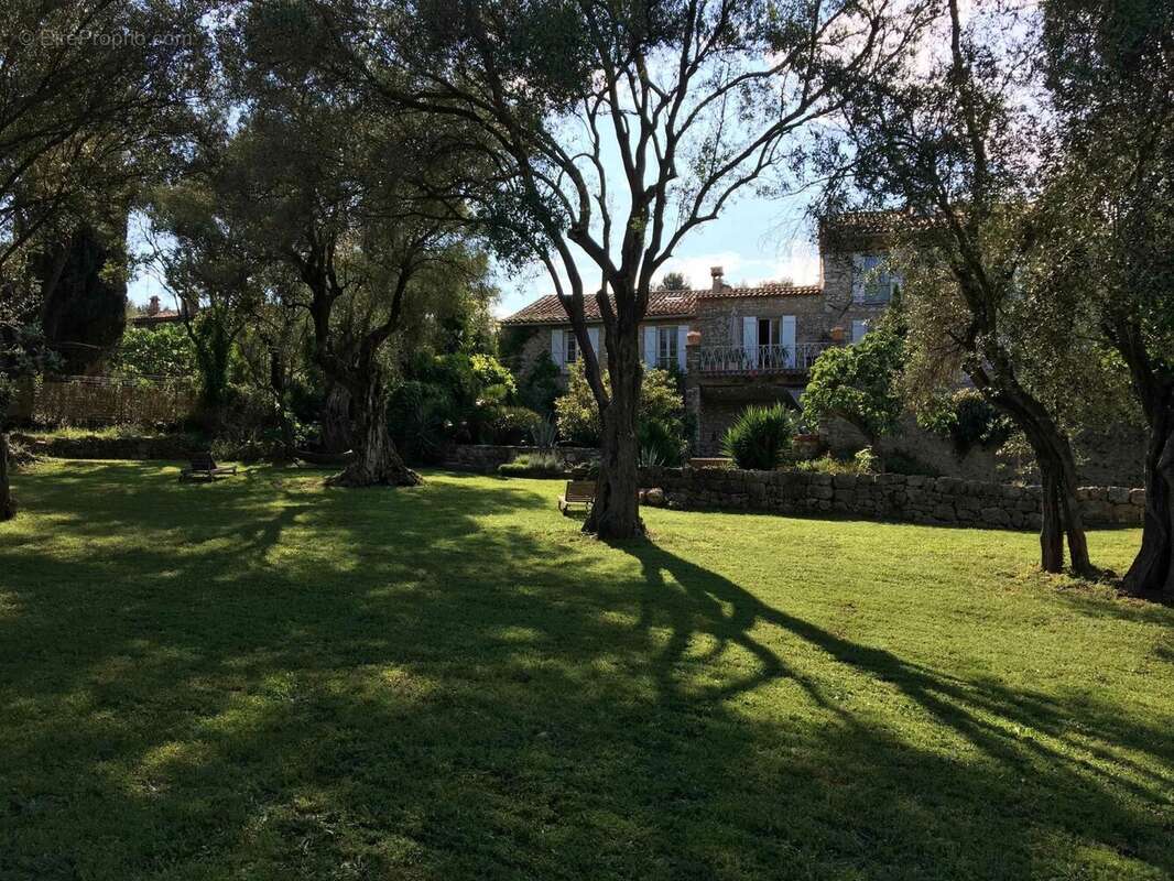 Appartement à ROQUEFORT-LES-PINS