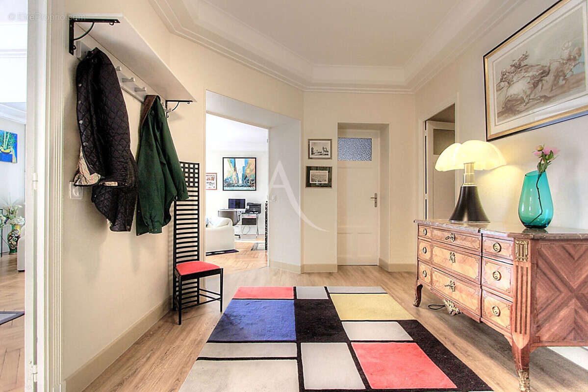 Appartement de standing avec cave et grenier 134 m2 centre ville Chambéry - photo 6