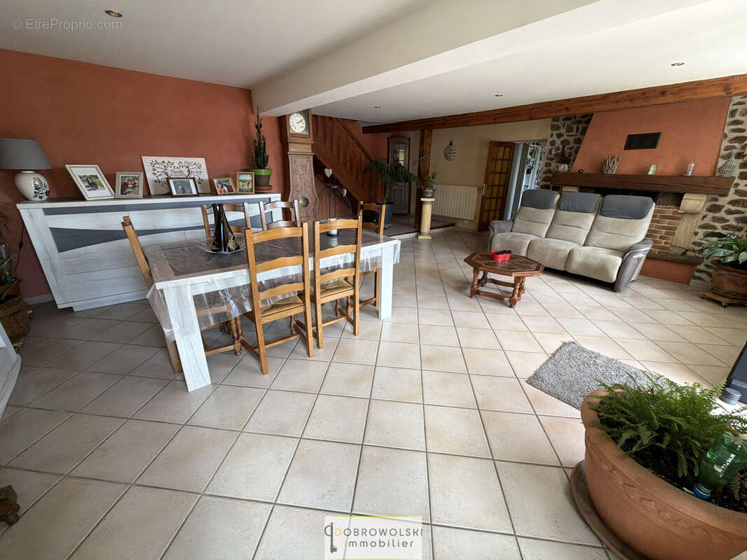 Corps de ferme à vendre, annexes et piscine - photo 6