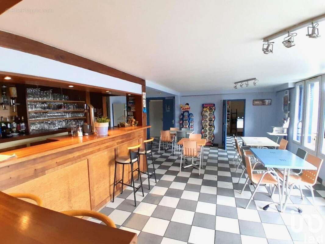 Photo 3 - Commerce à SURIN