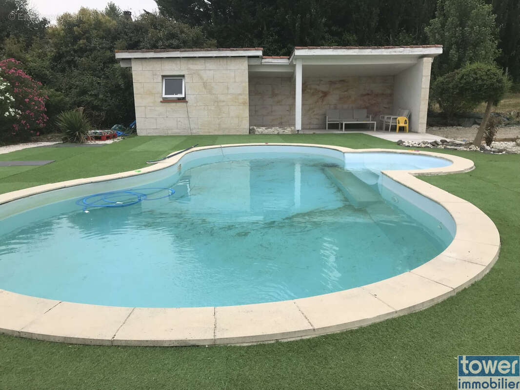 A 10 mm d'Agen centre, pavillon de plain-pied de 120m2 avec piscine, terrasse 75m2,  terrain clos de 6390m2 - photo 4