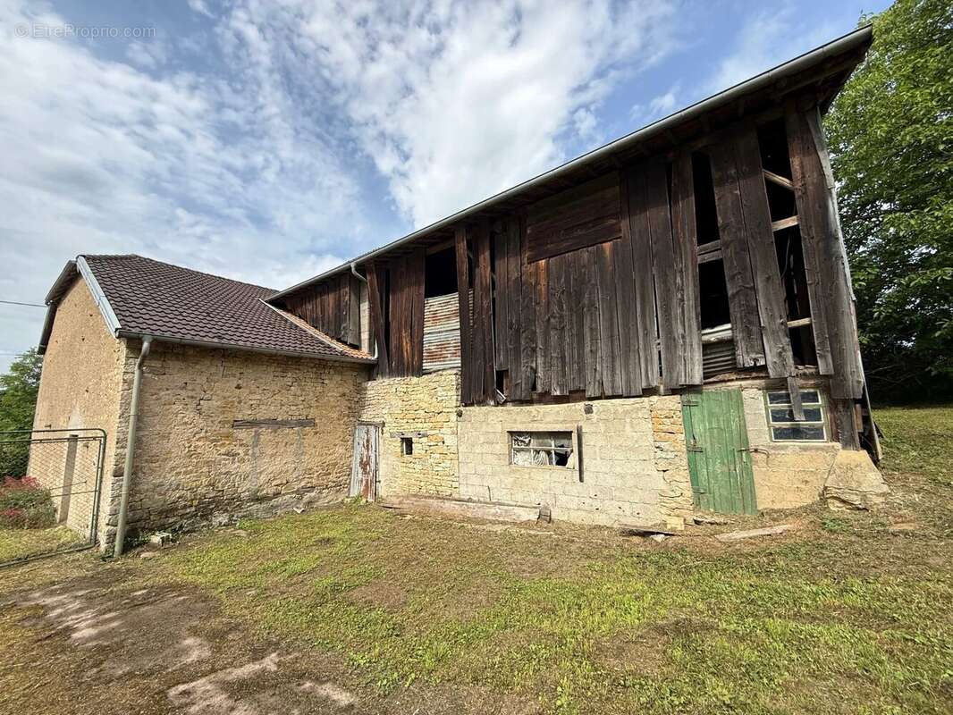Grande ferme villageoise double indépendante à rénover – deux maisons, nombreuses dépendances, presque 1 hectare - photo 25