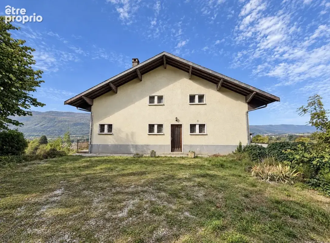Maison familiale à rénover - 10 Pièces - 1 900 m2 de terrain - photo 1