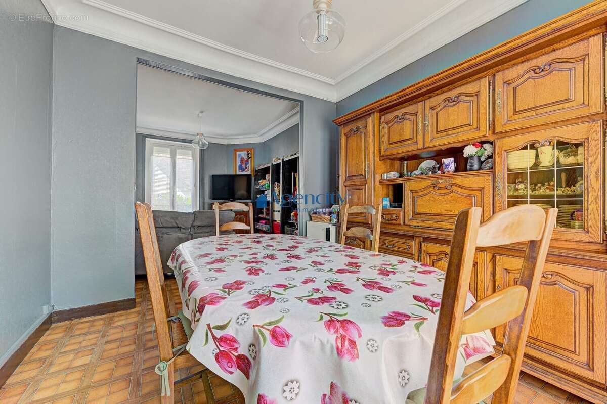 séjour  - Maison à VILLEMOMBLE