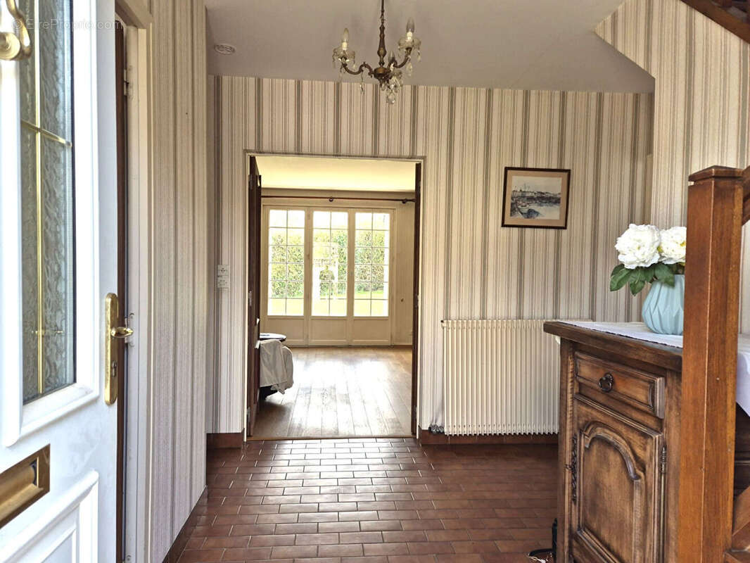 EXCLUSIVITE SENLIS - Maison familiale avec garage et jardin - photo 2