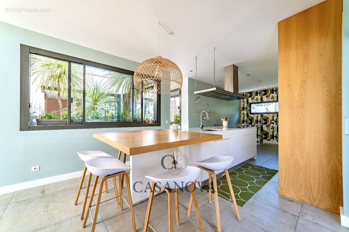 Maison à SAINT-CLEMENT-DE-RIVIERE