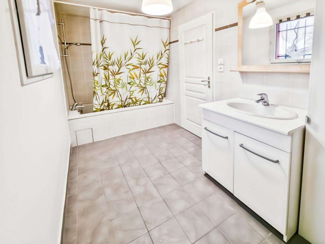 Maison à LA CHAPELLE-DU-CHATELARD